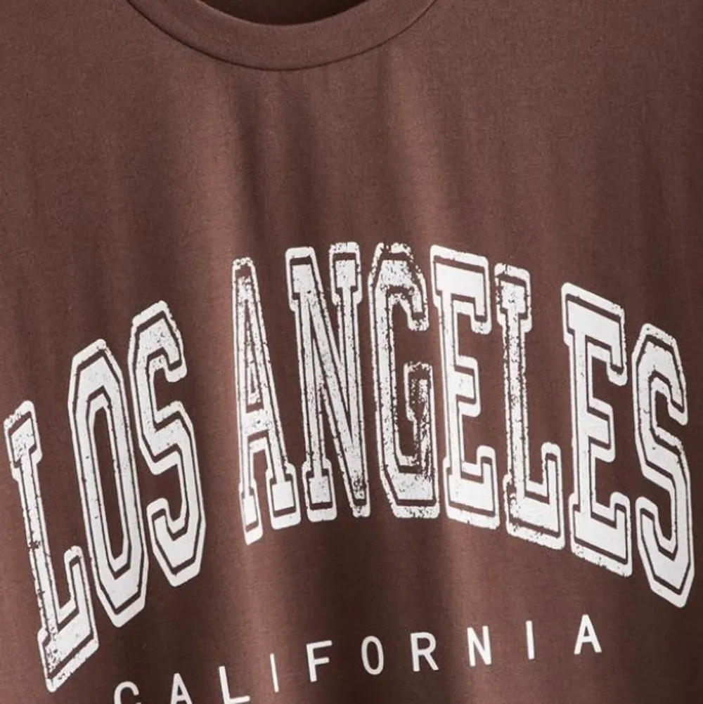 En brun tröja LA, den är rätt oversize och använd 2-3 gånger av mig! Hoppas ni vill köpa❤️. T-shirts.
