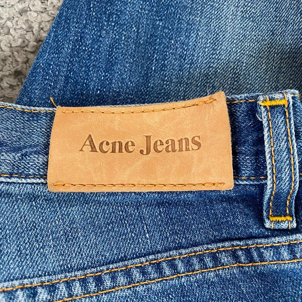 Ett par superfina mid Waist acne jeans som jag säljer för de inte passade mig. Jeans & Byxor.