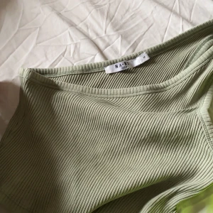 Topp - Snygg sommartorp från nakd. Har ej kommit till användning. Sitter jätte fint❤️ sitter som s