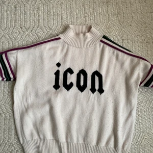 Hunkydory tröja  - Cool ljusrosa stickad tröja från Hunkydory. Väldigt låg polokrage och revärer på armar! 