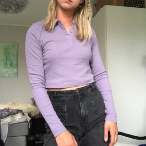 Lila långärmad  - En lila långärmad från weekday, köpt i höstas. Tyvärr har jag inte använt den en enda gång så den är i nyskick. Lång i armarna och väldigt fin färg. Det står storlek M men passar mig som har S/M :)