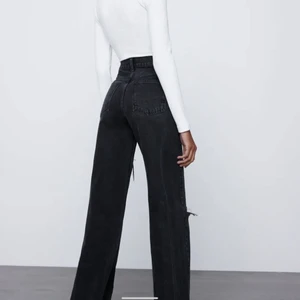 Svarta jeans från zara strl:32 - Svarta, raka Hugh waisted jeans från zara som tyvärr aldrig kommer till användning, och är något små. Jätte fint skick ändast testade och använda 2 gånger. Perfekt längd för mig som är 175cm, men går att klippa av.          Köparen står för frakten! Budgivning sker i kommentarerna!