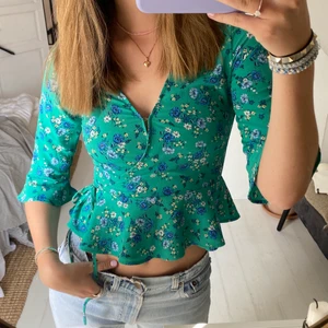 Grön topp 💚 - En supersöt topp från hm som jag köpte för ca 2 år sen! Säljer då den tyvärr blivit lite liten för mig💞 frakt tillkommer ⚡️⚡️💘