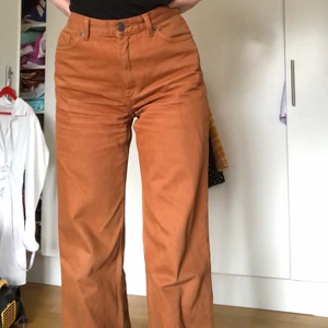 Bruna wide leg jeans - Så snygga jeans från Bik Bok. Säljes då de är för stora för mig. Vida ben o sitter snyggt i midjan. Tror nypris var 500. Skriv för fler bilder! 