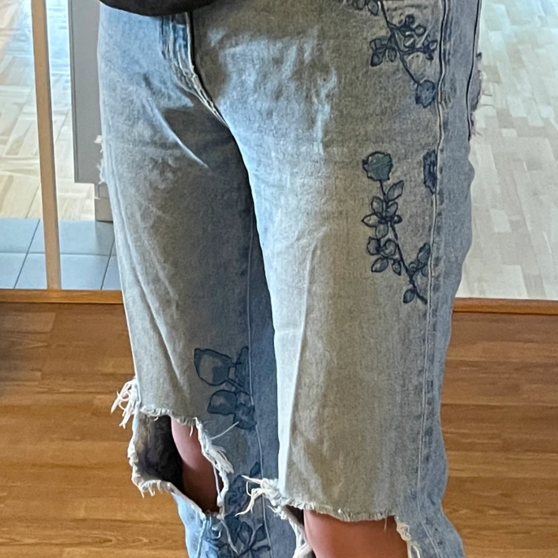 Ljusblåa högmidjade jeans med hål och blomdetaljer - 91