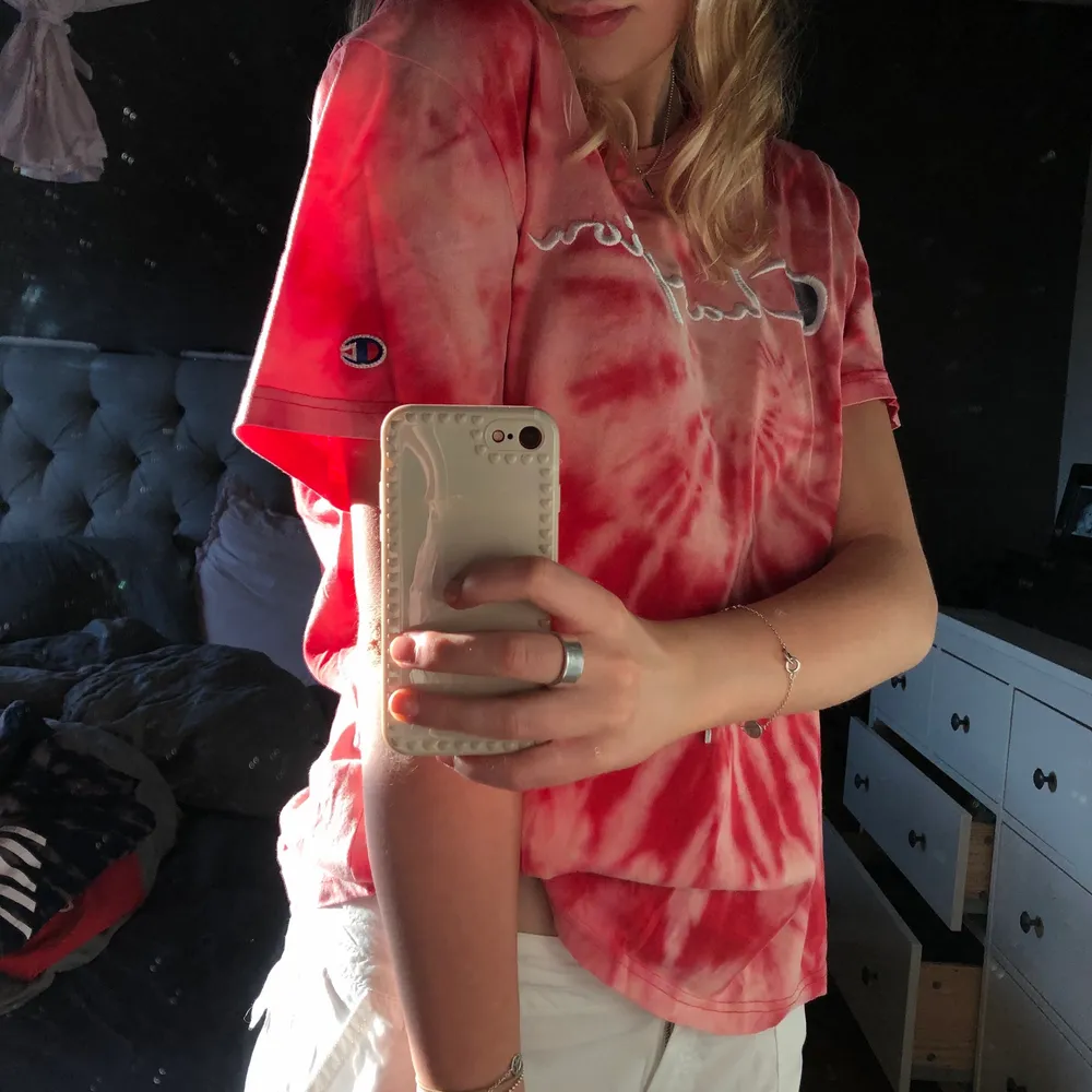 Vintage champion tshirt som jag blekt lite. I gott skick och sjukt cool! Stor i storleken, jag har vanligtvis S och denna sitter oversize på mig☺️. T-shirts.