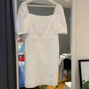 Supersnygg vit klänning från and other stories. Köpt i år, men säljs för att jag hittat en annan klänning. Helt oanvänd, prislapp sitter kvar. Nypris 660kr.