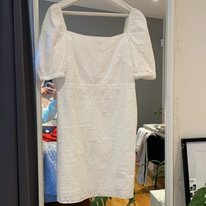 Supersnygg vit klänning - Supersnygg vit klänning från and other stories. Köpt i år, men säljs för att jag hittat en annan klänning. Helt oanvänd, prislapp sitter kvar. Nypris 660kr.