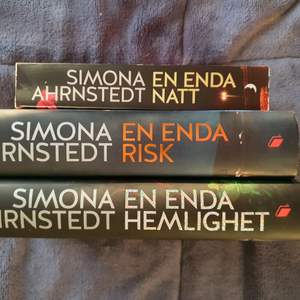 3 fantastiska böcker av Simona Ahrnstedt! De är oläst och i mycket gott skick. En pocket (20kr) och de andra två är inbundna (35kr/st). Säljer helst som paket. 😊Frågor eller mer bilder, kan ni skriva.