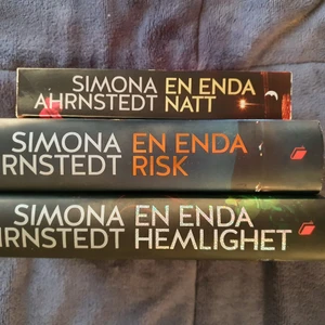 Simona ahrnstedt böcker  - 3 fantastiska böcker av Simona Ahrnstedt! De är oläst och i mycket gott skick. En pocket (20kr) och de andra två är inbundna (35kr/st). Säljer helst som paket. 😊Frågor eller mer bilder, kan ni skriva.
