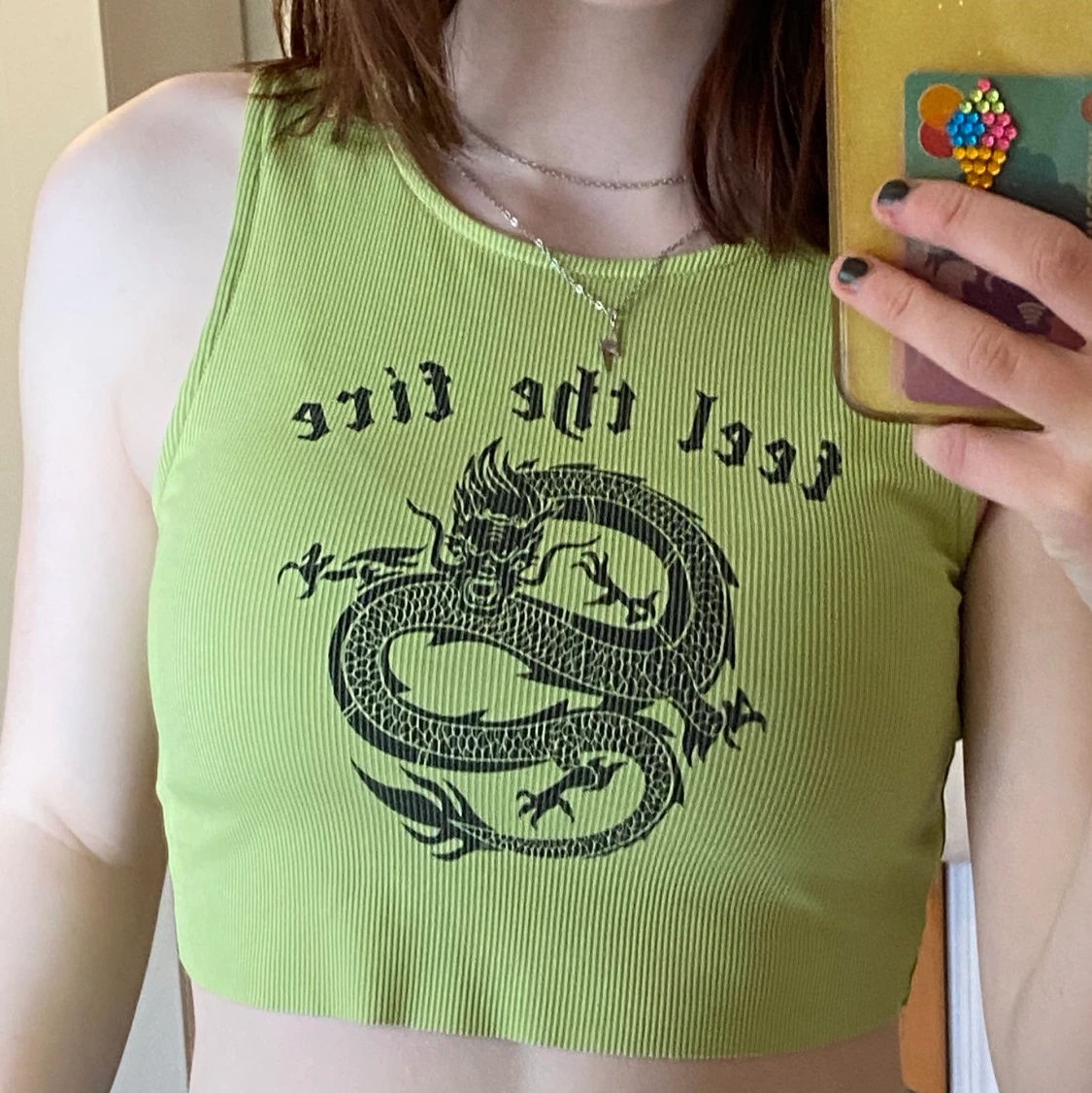 Croppat linne med häftigt tryck!