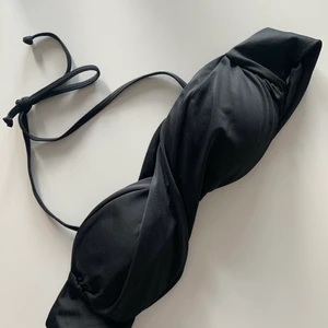 Bikiniöverdel NLY - En svart bikiniöverdel från NLY (Nelly). Banden går att plocka av. Storlek 36/S. Köparen står för frakt.