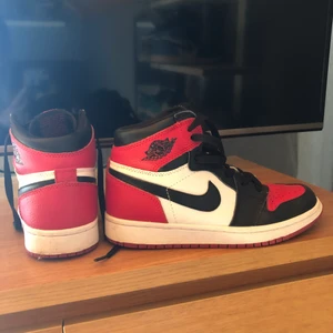 Jordan 1 Chicago black toe high  - Jättefina jordans som jag knappt använt. I väldigt fint skick. Storlek 38 