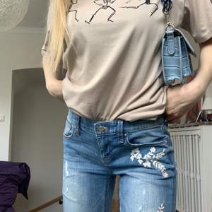 Girlfriend jeans med vitt blommigt broderi. De är iprincip oanvända och är i storlek 36, men funkar också för 34 beroendes på om man vill ha dem tajt eller pösigare (Jag är 168). Säljer för 150kr. ⭐️