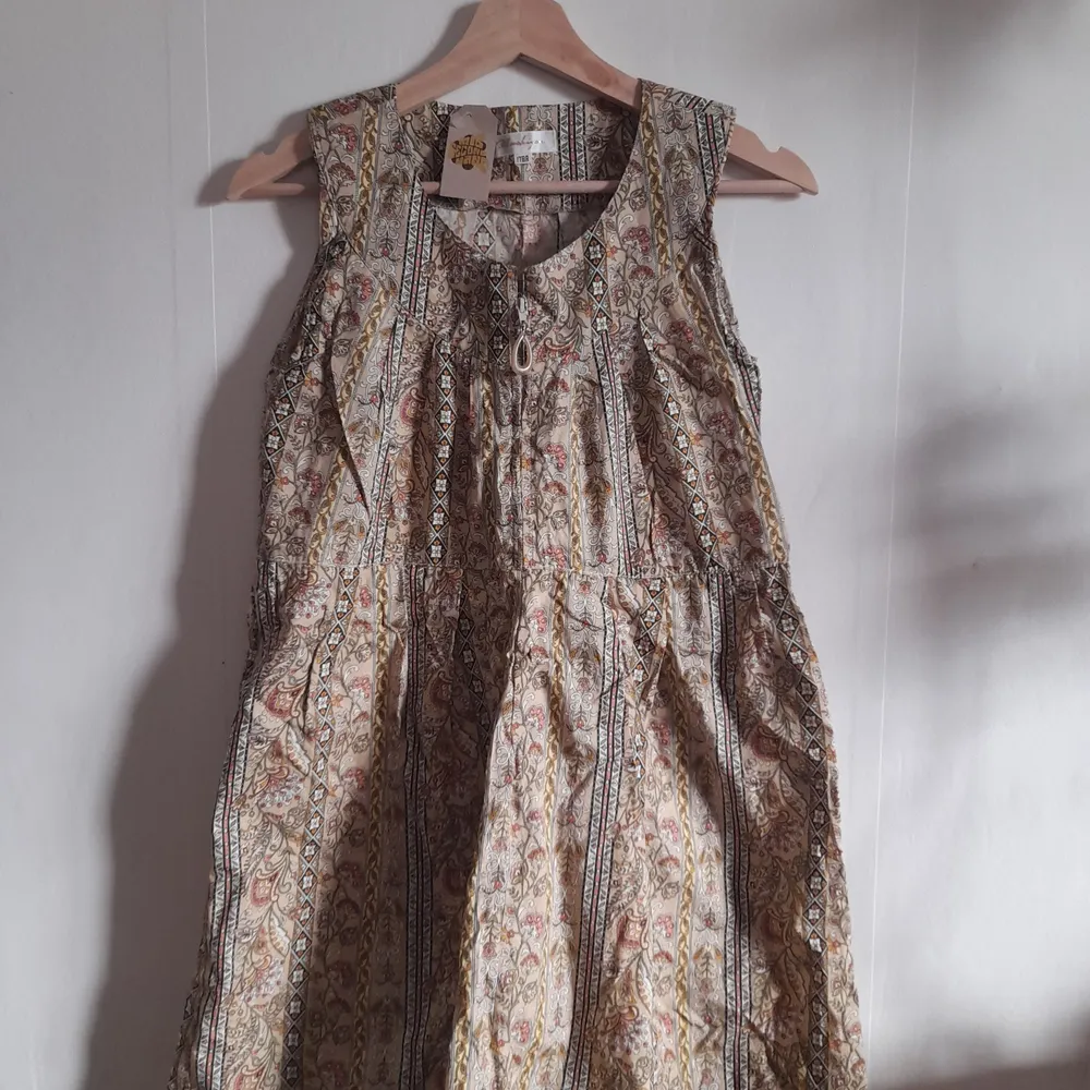 Härlig klänning i fint vintage-mönster. Pm för mått. . Klänningar.