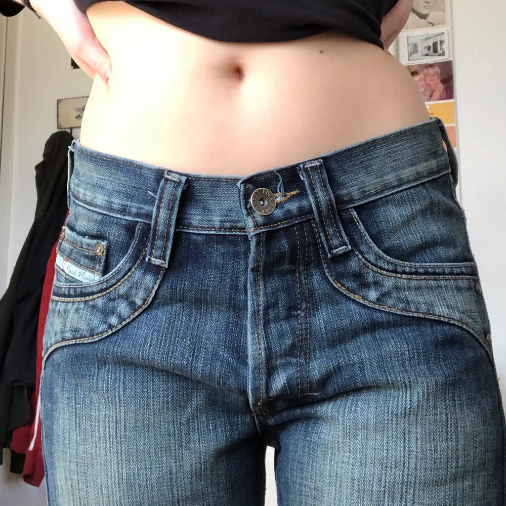 Väldigt coola och unika lågmidjade jeans! Storleken är uppskattad 💞. Jeans & Byxor.
