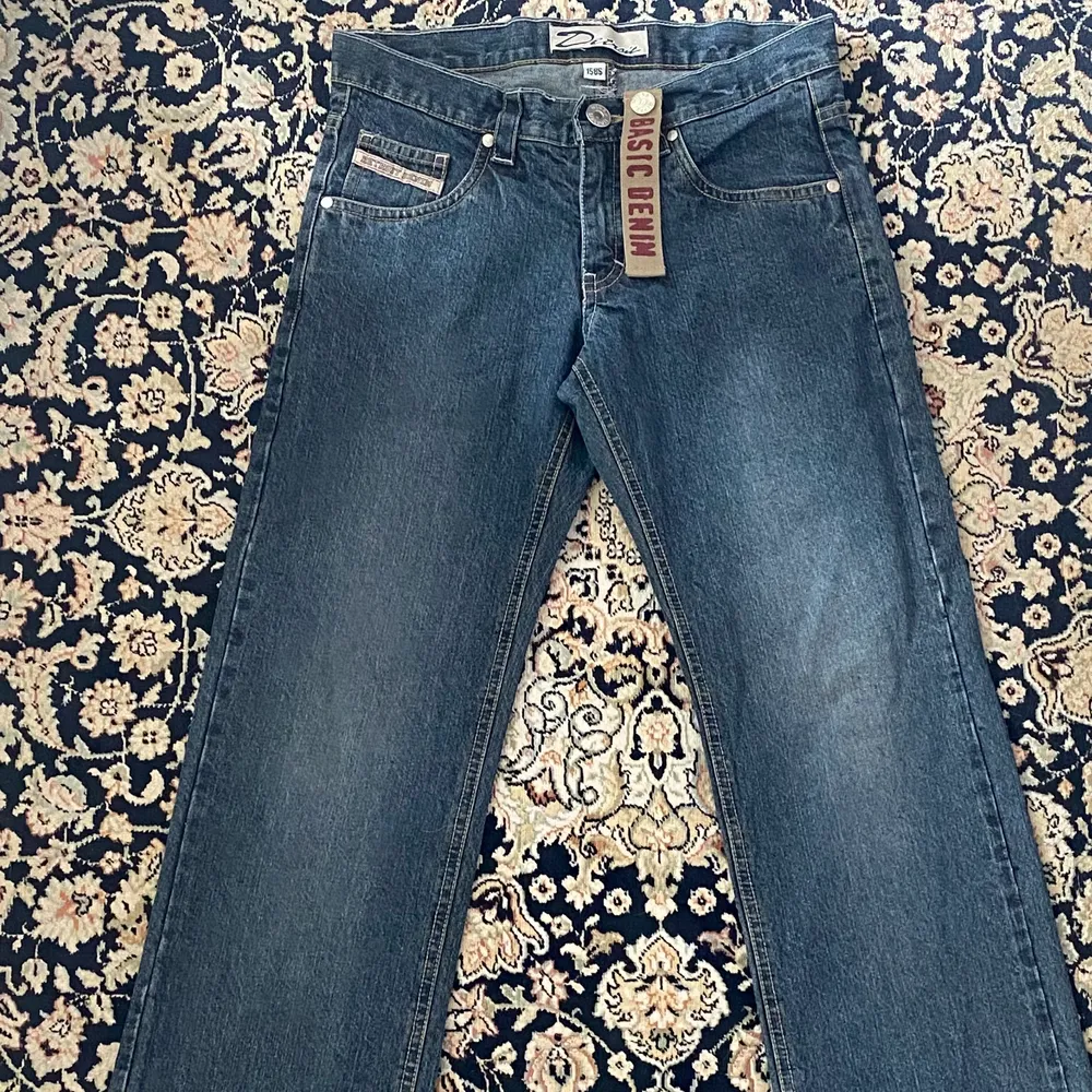 säljer ett par blåa straight jeans, storleken på byxorna är 1585 men jag skulle säga att de är 23/24. säljer dom eftersom att de är för små på mig!. Jeans & Byxor.