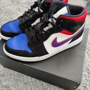 Jordan 1 - Jordan 1 mod köpta för nån månad sen. Riktigt bra skicka 9/10 använda ett par gången. Endast lite lite smuts på dem men inget som inte går att tvätta bort med lite vatten. Dem är i storlek 8.5/42. Kan mötas upp i Malmö/ Lund kan även frakta om köparen betalar för frakten