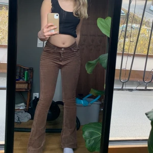 Bruna Manchesterbyxor - Ett par fina bruna manchesterbyxor som är bootcut som jag köpt ifrån shein. Super fina men en aningens små för mig💕 köparen står för frakt!