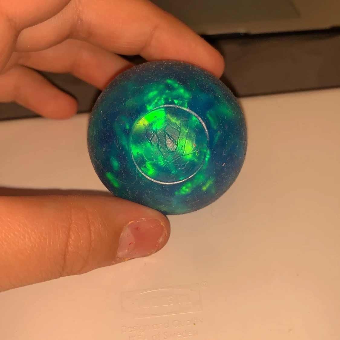 En blå liten vatten stress boll med glitter band i sig - 90