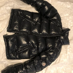 Moncler Maya - En Moncler Maya i superfint skick. Det enda minuset är att den saknar luva. Size: 12 years men passar nog runt 160 cm. Min tjej på bilden är 168cm/62kg och den är något för kort för henne. Lyssnar på bud från 1800kr. Släpper den för 2500kr (STEAL) jackan är legitcheckad och är självklart äkta. Finns att hämta på Fridhemsplan allternativt skickas spårbart.