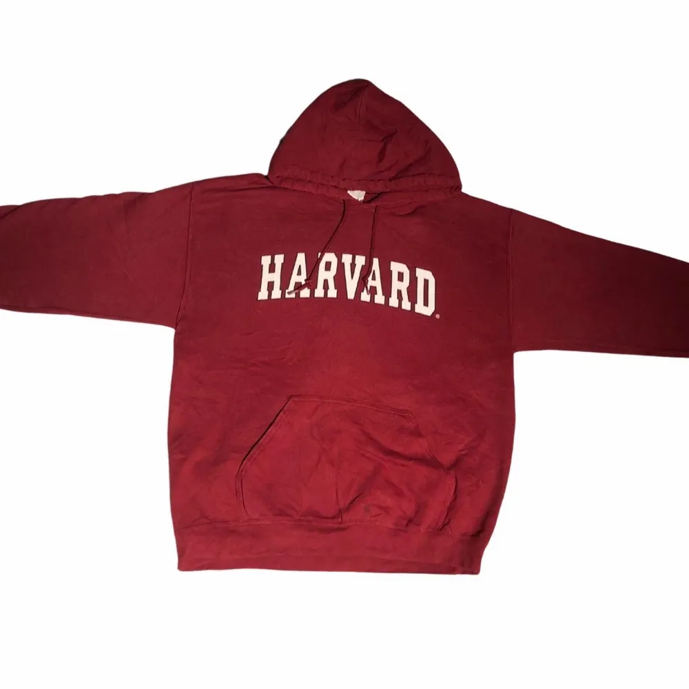 En av de mest eftertraktade college hoodies som finns. Med det coola märket och stora prestige Harvard hoodies är det bästa av det bästa när det gäller college hoodies. Köpt på Ross i usa. Om du har några frågor gällande plagget eller priset kontakta oss!. Hoodies.