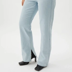 Rowe split - Rowe split Blue hill från Weekday i storlek 28/32. Står endast storlek 28 men de är som längd 32. Använda ca tre gånger, tvättade en gång. Skickas mot 51kr frakt eller hämtas i Hökarängen, Stockholm.