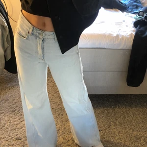 Jeans  - Säljer mina skitsnygga lågmidjade jeans ifrån & other stories och som passar till allt!!!😍 jättefin ljus färg och skicket är mycket bra!!!!! 