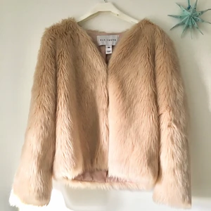 Vårjacka i fuskpäls - Tunnare fuskpäls som funkar för vår och höst. 🌷 pris plus frakt ✨