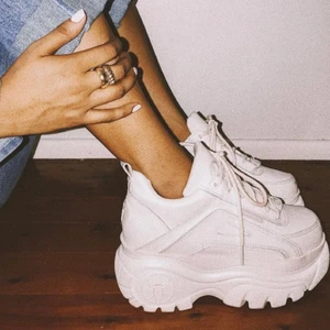 Buffalo london skor - Säljer mina Buffalos eftersom de aldrig kommer till användning, har använts ca 2 gnr✨ Frakten är inräknad i priset✨Skriv för fler bilder eller vidare frågor✨ nypris: 2015kr