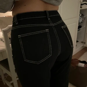 Svarta jeans med vita sömmar  - Jättesnygga svarta jeans med vita sömmar från missguided köpa på asos. Köparen står för frakt. Skriv för fler bilder eller frågor. 