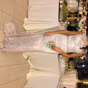 Vill du vara den vackraste i balen/förlovningen? Då är denna klänning PERFEKT för dig!! En otroligt vacker klänning med fina detaljer använd en natt, helt felfri! Nypris: 3900kr