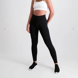 Träningstights  - Super snygga och bekväma träningstights från aim’n. Tyvärr har dem bara kommit till användning mellan 2-3 gånger. Frakt tillkommer🥰