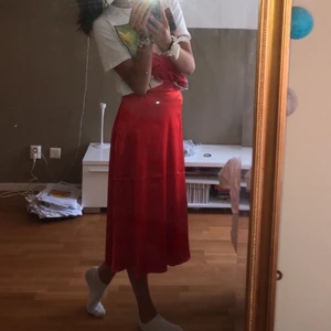 Nakd kjol - Röd Nakd kjol i siden material, super söt och fin till vår/sommar ❣️❣️