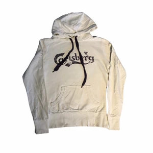 Carlsberg - Vintage Hoodie - En fin vit hoodie med ett vintage Carlsberg tryck med en fin lila färg. Den perfekta lite komiska men ändå stilfulla hoodien för sommaren! Köpt på en second hand butik i England.