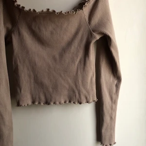 Ribbad beige topp - Beige ribbad topp från Gina, sitter väldigt snyggt på. Använt ett fåtal gånger så är som ny! 🤎 man kan välja om man vill ha den of shoulder eller vanligt 
