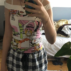 Vintage färgglad offshoulder tröja - Väldigt gullig vintage tröja som påminner mig om 80-talet. Har haft på mig några gånger innan men är i väldigt bra skick. Storlek s/xs. Kostar 70kr+10kr frakt