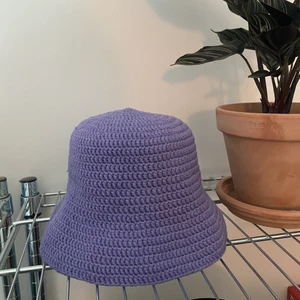 Handvirkad bucket hat - Virkad bucket/sol hatt                                                    Storlek: S-M                                                                  Material: ekologisk Bomull