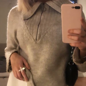 Söt stickad tröja  - Superfin stickad pullover som jag inte längre har användning för. I en beige grå färg med halv zip. Nypris på 1400kr och i väldigt fint skick