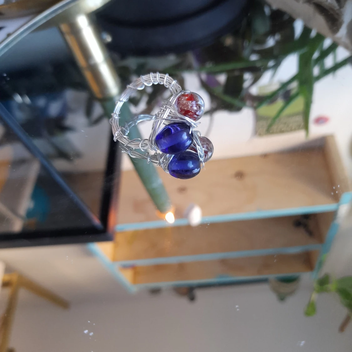 Hemmagjorda ringar med kristall/glaspärlor med chrome ståltråd 