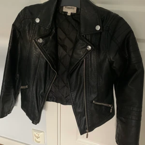 Skinnjack  - Säljer en skinnjacka från kappahl, storlek 152! Inga skador