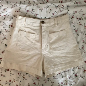 & Other Stories - shorts strl S/M - Benvita shorts från & Other Stories. Använda under en sommar men i fint skick. Säljer för att de är försmå. Är i storlek 38, men väldigt små i storleken. Köparen står för frakten. 🐻🤎