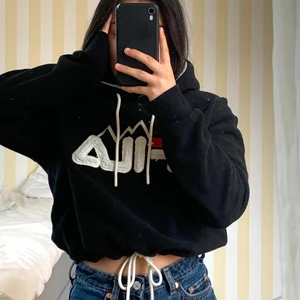 Hoodie - Säljer denna hoodie från FILA i jättemysigt fleecematerial. Går att knyta vid midjan så den blir cropped eller ha den som på sista bilden. Jätteskön luva också med fluffigt material innuti. Fraktar eller möts upp i Göteborg