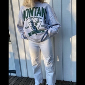 Zara jeans - Somriga vita jeans från Zara! Jättetrendig modell med raka/vida ben. Står 34 på lappen men de har stretch i sig så dom passar från xs-m🧚🏼‍♀️ Använda 1-2 gånger så dom är i nyckick. Skriv om du är intresserad❤️