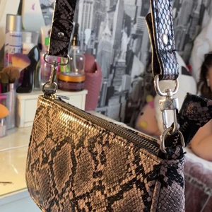 Axelväska  - Jätte fin Axel väska från Urban Outfitters, säljer pga att den aldrig kommer till användning. Frakten kan diskuteras. 