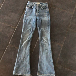 Jeans - fina jazzbyxor från Gina! det är storlek xs men skulle nog säga att dom är mindre än så eftersom att jag har vanligt vis xs i byxor o dom är alldeles försmå. så är du relativt liten och inte är så bred i höften så passar dom garanterat dig!! ❤️ OBS! jag är 1,67 och dem sitter vid ankeln på mig, vill man ha dem lägre  så bör man va max 1,64 kanske 💓