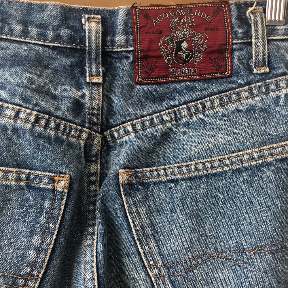 De ultimata vintagejeansen, inhandlade i Amsterdam men har tyvärr blivit för små för mig. Står 38 på lappen men är snarare en mindre storlek 36. Riktigt jeanstyg utan stretch, kommer hålla en evighet! Ordentligt högmidjade med raka ben. Märket Acquaverde är franskt och nya kostar jeansen runt 1500 kr. Mycket fint skick!. Jeans & Byxor.