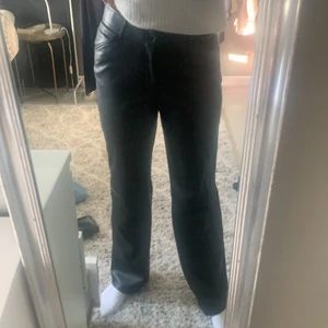 Zara skinnbyxor  - skriv privat för fler bilder! Snygga straight/Wide leg skinnbyxor från zara. Har en söm kring knät! Storlek M men passar många storlekar beroende på hur man vill ha passformen☺️ sparsamt använda (ungefär 5 gånger) och som nya. Ludna inuti. Köpta för 359 kr. 