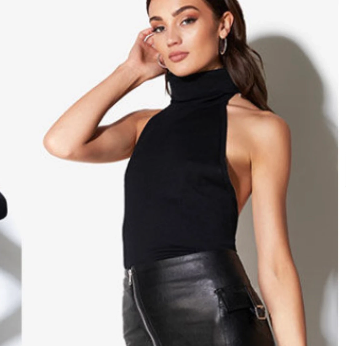 Svart polotopp med öppen rygg