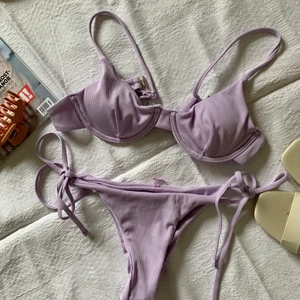 Lila Bikini - Söt lila bikini från shein, aldrig använd💖 bikini toppen är ganska liten, frakt tillkommer💜